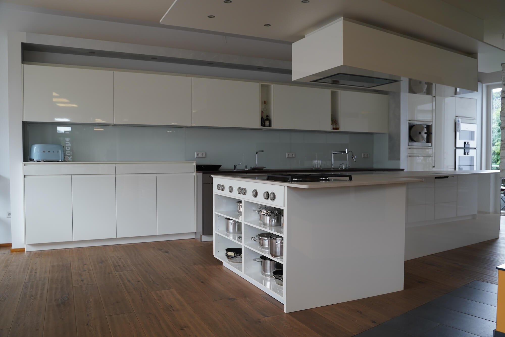 Design Inselkueche Weiß Hochglanz